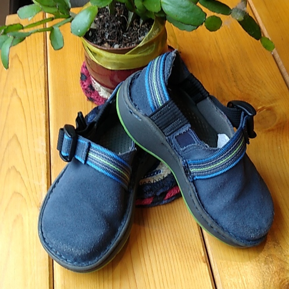 Chaco Pedshed Eco tread Suede Shoe. Blue. Blue/ Green striped strap. Kids Sz 10